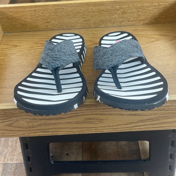 Skechers GoFlex Flexible Flip Flops with Gogamat Technology - Picture 12 of 16